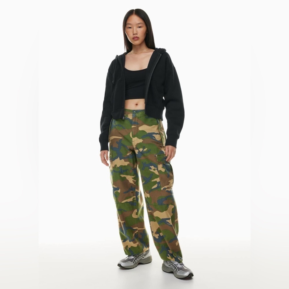Aritzia TNA New Supply Cargo Pant Camo Green Brown Size 0 25 Waist Y2K Gorpcore